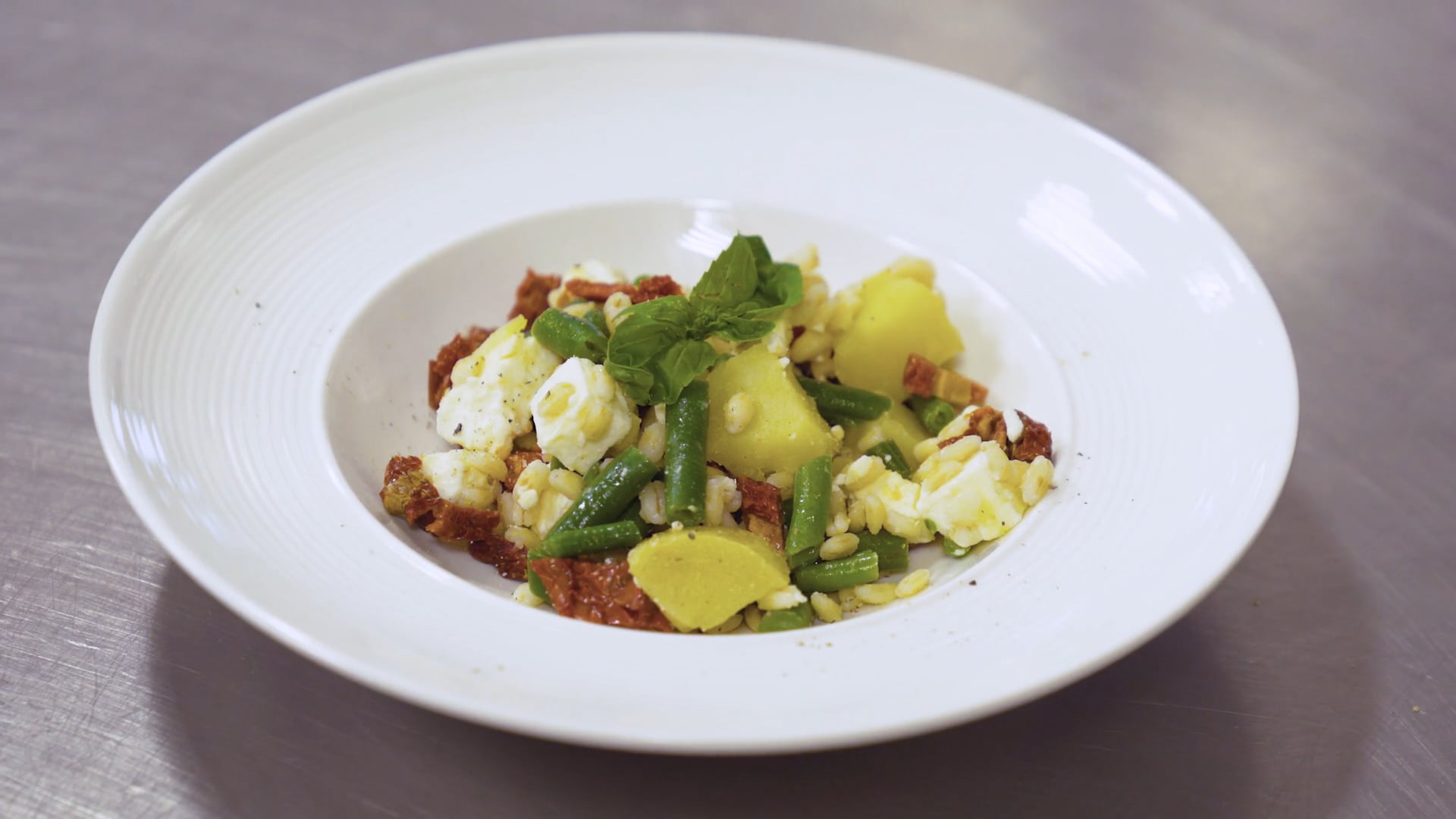 Insalatona di orzo con fagiolini, pomodori secchi, patate e feta