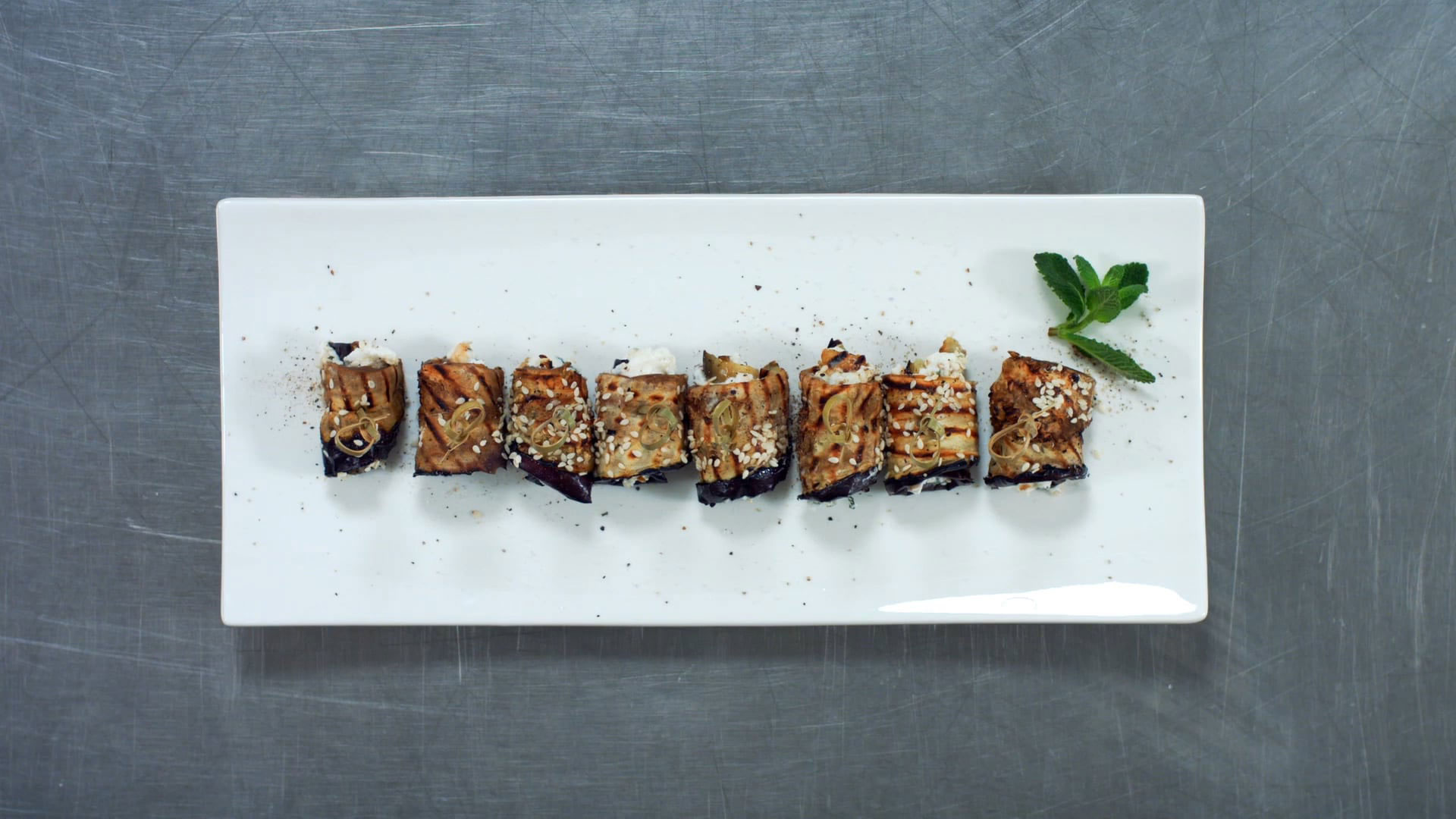 Involtini di melanzane al formaggio di capra, menta e noci pecan